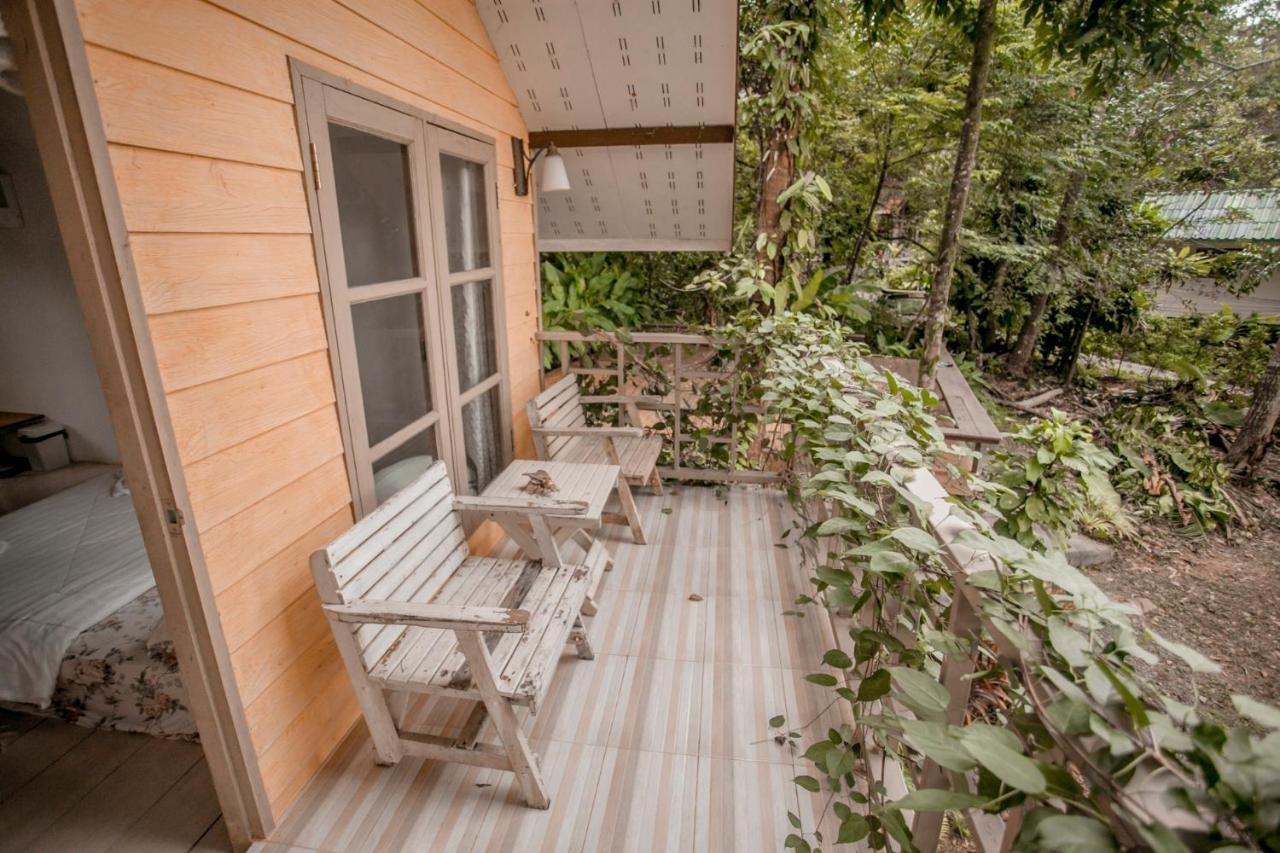 Cozy Huts Hotel Трат Екстериор снимка